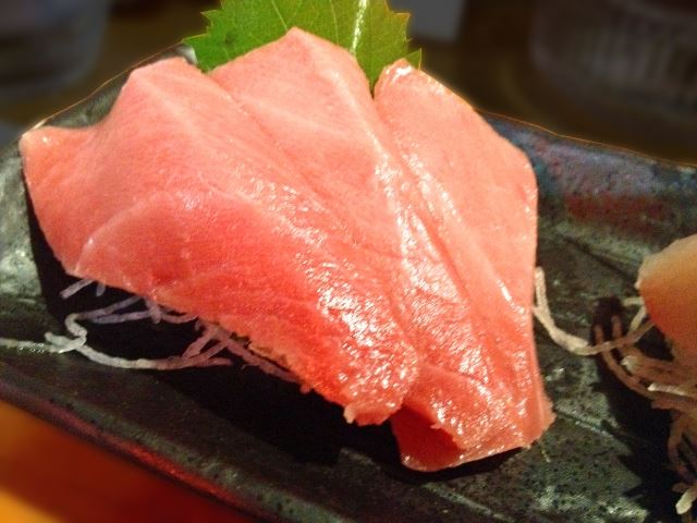 食卓にならんだ天然南まぐろの刺し身